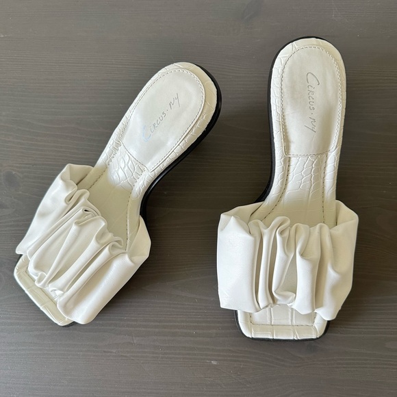 Circus by Sam Edelman Scrunched cushioned white heel - Picture 2 of 5